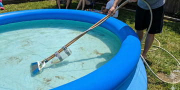 Limpar piscina ficou mais fácil e barato