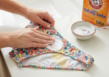 O truque com bicarbonato que tira mancha de protetor do biquíni