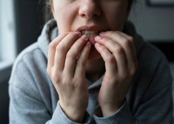 Morder as unhas pode indicar ansiedade e merece atenção