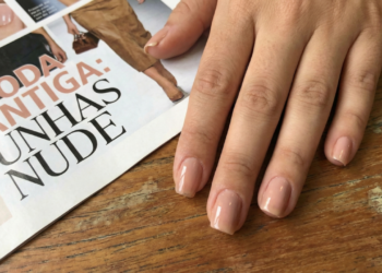 As unhas tons de mirtilo ganham destaque em 2026