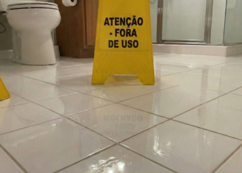 Piso branco no banheiro perde espaço nas tendências atuais