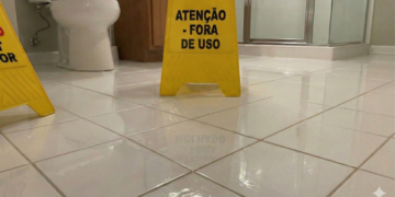 Piso branco no banheiro perde espaço nas tendências atuais