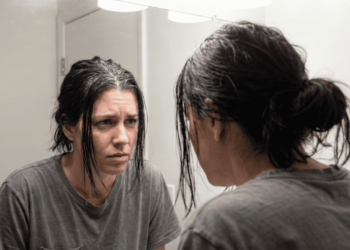 Raiz oleosa mas as pontas secas? Saiba como reduzir desconforto e controlar oleosidade