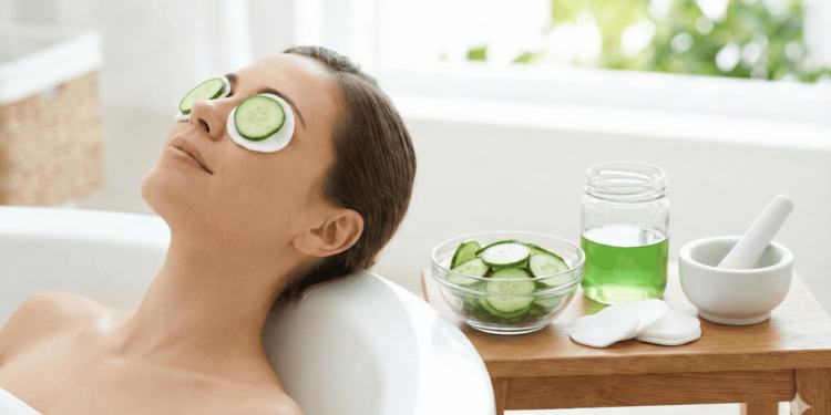 Em vez de usar só as rodelas de pepino, a ideia é aproveitar o suco para umedecer discos de algodão adaptados ao contorno dos olhos.