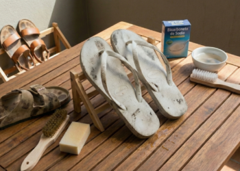 Sandálias e chinelos encardidos? Veja como limpar e renovar o visual