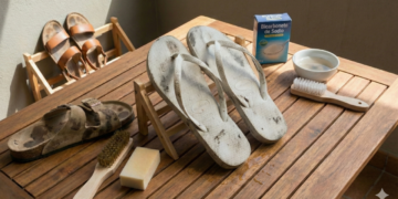 Sandálias e chinelos encardidos? Veja como limpar e renovar o visual