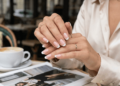 Cuide das unhas sem exageros: veja as tendências neutras que exala elegância em 2026
