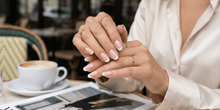A principal característica das unhas da temporada é o foco em bases neutras e formatos confortáveis
