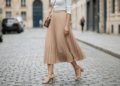 Saia midi plissada com sandálias finas: truques para deixar o look leve, elegante e alongado