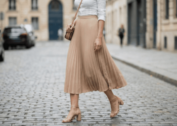 Saia midi plissada com sandálias finas: truques para deixar o look leve, elegante e alongado