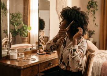 Esqueça os cabelos lisos, a tendência de beleza em 2026 está focada na valorização do volume e da textura real