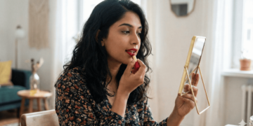 A cor do batom que será tendência no verão de 2026 e combina com todos os tons de pele