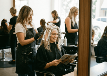 Cabelos descoloridos: erros mais comuns que enfraquecem os fios e prejudicam o loiro