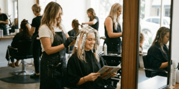 Cabelos descoloridos: erros mais comuns que enfraquecem os fios e prejudicam o loiro