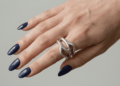 As cores de esmaltes escuros que estão dominando os salões neste início de ano