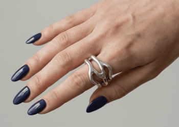 As cores de esmaltes escuros que estão dominando os salões neste início de ano