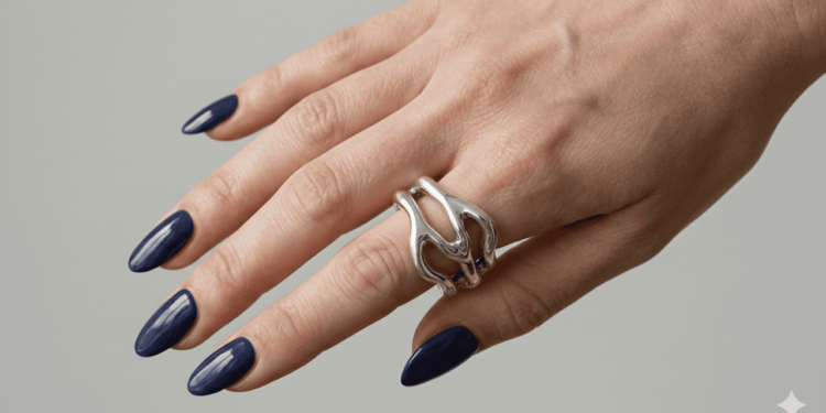 Um dos motivos para a popularidade da unha escura é a sensação de acabamento polido que ela entrega