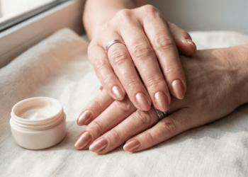 Esta cor de esmalte rosé deixa suas mãos com ar 10 anos mais jovem