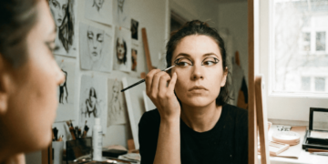 A volta do delineado gráfico em looks noturnos cheios de estilo e personalidade