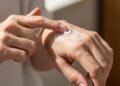 Mãos ressecadas, com manchas e rugas? Dermatologistas explicam como recuperar o viço com cuidados simples e tratamentos profundos