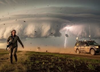 Tornados de até 300 km/h são o escritório desta mulher: há 25 anos, ela transforma tempestades em trabalho, ciência e imagens impressionantes