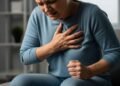 Dor no peito: quando é só muscular e quando pode ser o coração pedindo socorro? Saiba como reconhecer os sinais certos