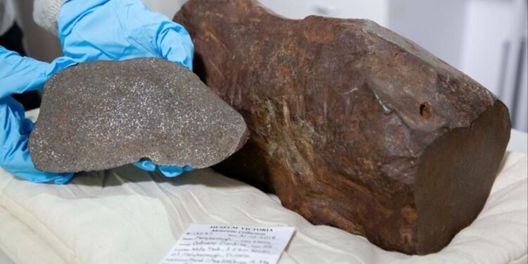 Garimpeiro tenta quebrar rocha por anos achando que era ouro e descobre meteorito de 4,6 bilhões de anos com valor incalculável