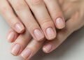 Cansada de manutenção excessiva? Unhas simples são o novo luxo que acompanha sua rotina