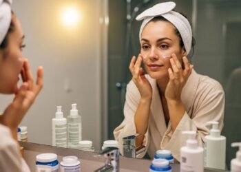 Não vá dormir antes de fazer isso! A rotina noturna que transforma sua pele sem você perceber enquanto dorme