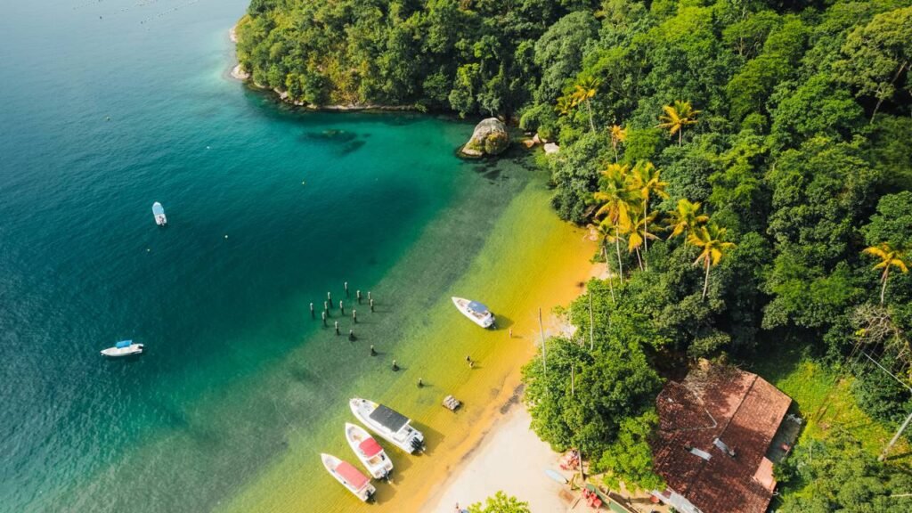O Caribe Fluminense onde não circulam carros e o mar transparente domina a paisagem
