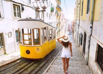 A cidade onde a luz muda o cenário é um dos destinos favoritos dos brasileiros com sua cultura europeia