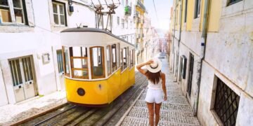 A cidade onde a luz muda o cenário é um dos destinos favoritos dos brasileiros com sua cultura europeia