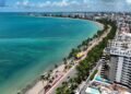 O paraíso que tem piscinas naturais a apenas 1 km da areia e encanta com águas mornas o ano inteiro