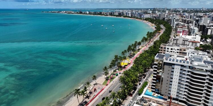 Maceió une o azul cristalino de Ponta Verde ao sabor do chiclete de camarão //Créditos: depositphotos.com / Cristian_Lourenco
