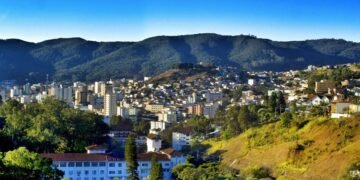 A cidade mineira que concentra o maior spa termal do Brasil e um mineral estratégico do mundo