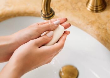 Usar sabonete demais pode estar prejudicando sua pele