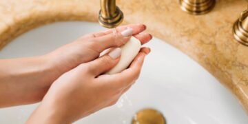 Usar sabonete demais pode estar prejudicando sua pele