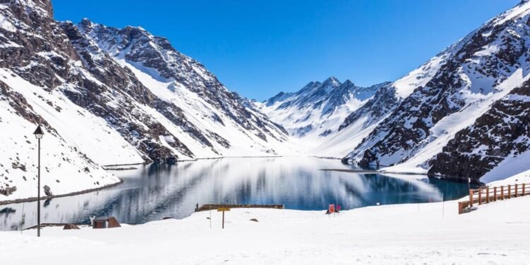 Santiago mescla neve na Cordilheira dos Andes e vinhos premiados em roteiro saindo de Minas // Créditos: depositphotos.com / MaRabelo