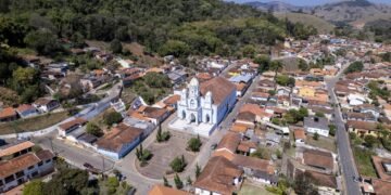 Pouca gente imagina como é viver em uma cidade de 11 mil habitantes cercada de montanhas