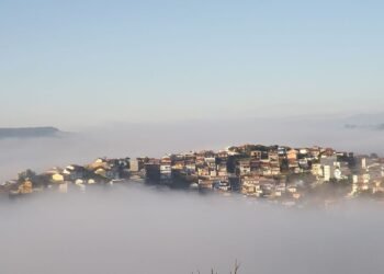 A cidade mineira onde beber água direto da fonte faz parte da rotina