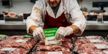 Açougue tenta enganar consumidor com carne congelada rotulada como fresca e é punido com multa pesada que virou escândalo público