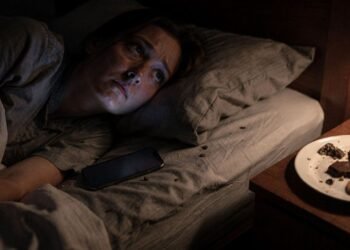 Parece inofensivo, mas esse hábito noturno está sabotando seu descanso todas as noites