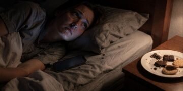 Parece inofensivo, mas esse hábito noturno está sabotando seu descanso todas as noites