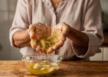 Você só precisa de 2 minutos e dois ingredientes para transformar o aspecto das mãos com essa esfoliação inteligente e eficaz