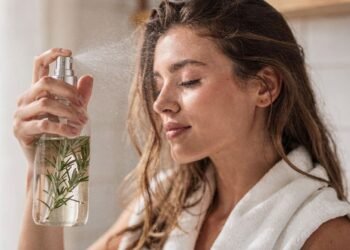 Esse chá natural virou segredo de salão para deixar o cabelo mais brilhante, sem frizz e com o couro cabeludo livre de oleosidade