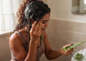 Hidratar com babosa usando a técnica correta pode deixar seu cabelo com brilho de salão sem química e sem pesar os fios