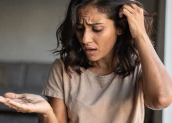 Cabelos finos e queda constante? A solução pode estar nesse tônico natural que fortalece a raiz com ação comprovada