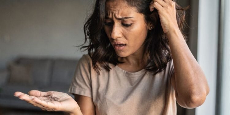 Cabelos finos e queda constante? A solução pode estar nesse tônico natural que fortalece a raiz com ação comprovada