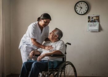 Justiça garante redução de jornada sem corte de salário para cuidadores e quem negar pode pagar multa de R$ 10 mil