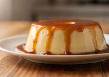 Como fazer o pudim perfeito, evitar os “furinhos” e impressionar sua família com essa sobremesa